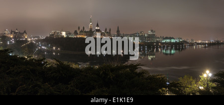 Ottawa in der Nacht. Eine beeindruckende Zeit Nachtansicht des Parliament Hill, dem obersten Gerichtshof & Skyline spiegelt sich in der ruhigen Ottawa Stockfoto