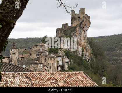 Felsigen thront Schloss in Penne. Penne Perched oberhalb der modernen Stadt ist die alte Festung, die auf eine senkrechte Felswand gebaut. Stockfoto