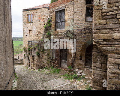 Seitenstraße in Cordes Sur Ciel. Eine gepflasterte Straße in der touristischen Stadt von Cordes. Einige Renovierungen im Gange... Stockfoto