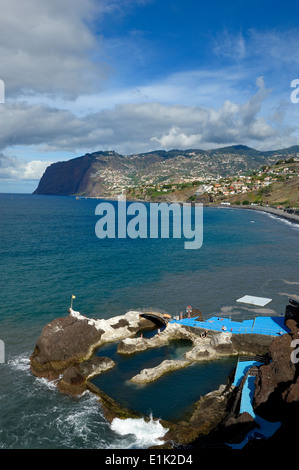 Madeira Portugal. Lido-Lava bündelt eine Alternative Badebereich für Touristen mit Camara De Lobos in der Ferne Stockfoto
