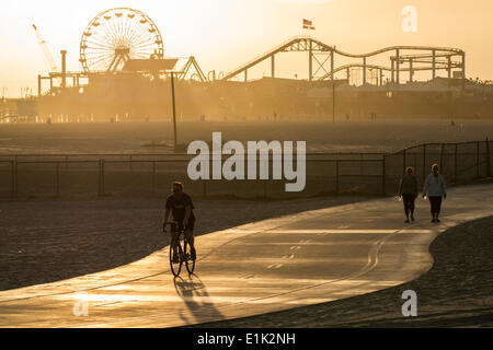 Santa Monica, Kalifornien, USA. 5. Juni 2014. Ein Mann fährt Fahrrad auf dem Radweg in der Nähe von Santa Monica Pier. Santa Monica Pier ist ein 100-Jahr-alten Wahrzeichen und touristische Destination, die Achterbahn und Riesenrad im Pacific Park Vergnügungspark auf dem Pier umfasst. Jonathan Alcorn/ZUMAPRESS.com/Alamy © Live-Nachrichten Stockfoto