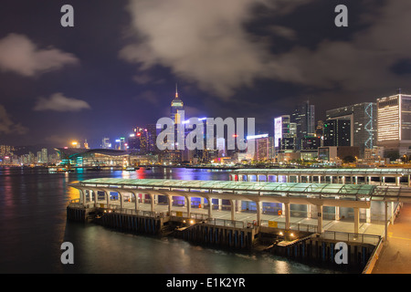 Hong Kong zentralen Fähranleger mit City-Skyline bei Nacht Stockfoto