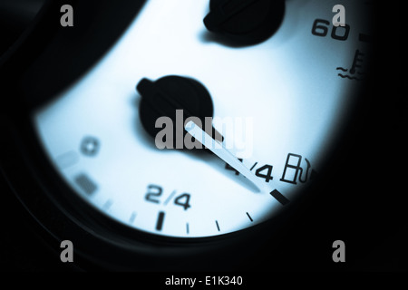 Close-up Schuss eine Tankanzeige im Auto. Stockfoto