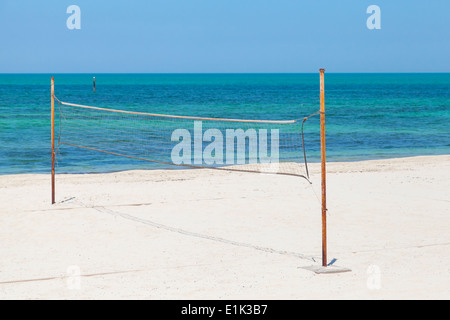 NET für Beach-Volleyball an der Küste des Meeres Stockfoto