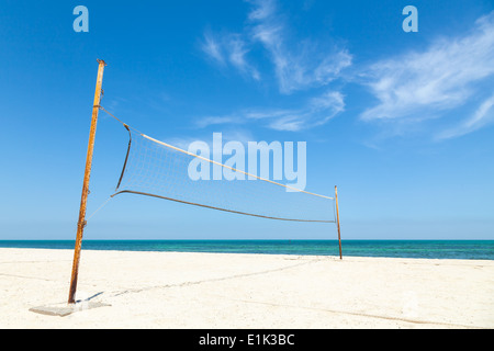 NET für Beach-Volleyball auf leeres Meeresküste Stockfoto