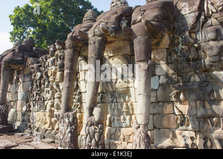 Die Terrasse der Elefanten ist Teil der ummauerten Stadt Angkor Thom, eine zerstörte Tempelanlage Angkor, Siem Reap, Kambodscha. Stockfoto