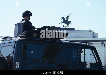 Russischer Soldat mit einem Gewehr auf ein gepanzertes Militärfahrzeug Stockfoto