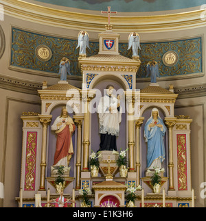 Detail des Altars an St. Stanislaus Polnisch-Kirche. Jesus und Maria flankieren einen Priester hält ein Baby in der reich verzierten ca Stockfoto