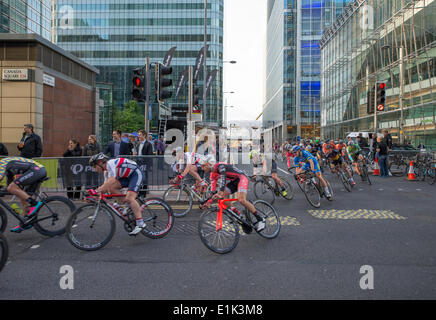 Canary Wharf, London UK. 5. Juni 2014. Runde 8 der sechsten Auflage Mannschaft basierend Pearl Izumi Race Serie braucht, um die Straßen der Stadt von Canary Wharf zwischen den Wolkenkratzern für ein Abend-Spektakel mit einem Zuschauer gesäumt. Bildnachweis: Malcolm Park Leitartikel/Alamy Live-Nachrichten Stockfoto