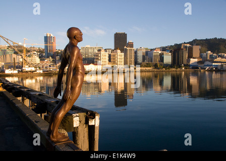 Bürogebäude am Wasser in der Morgendämmerung, Wellington, Nordinsel, Neuseeland, Bronze Trost im Wind Skulptur im Vordergrund
