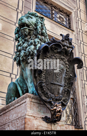 Bayerischen Löwenstatue im Münchner Alte Residenz Palace in Odeonsplatz. München, Bayern, Deutschland Stockfoto