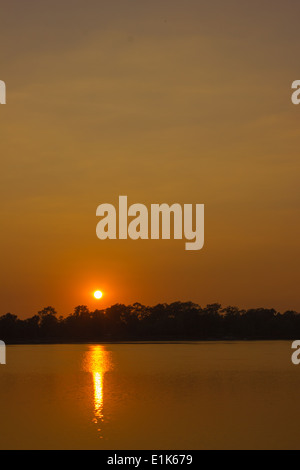 Auf dem Rückweg in Richtung Angkor Wat von Bantay Srei ging ich diesen See wurde ein Aussichtspunkt für einen wunderschönen Sonnenuntergang. Stockfoto
