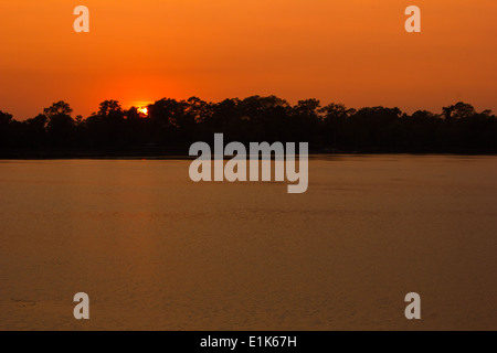 Auf dem Rückweg in Richtung Angkor Wat von Bantay Srei ging ich diesen See wurde ein Aussichtspunkt für einen wunderschönen Sonnenuntergang. Stockfoto