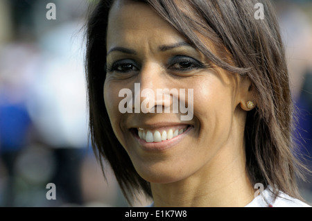 Dame Kelly Holmes (doppelte Goldmedaille bei den Olympischen Spielen 2004 in Athen) an der Königin Baton Relay, Tonbridge, Kent, 2014 Stockfoto