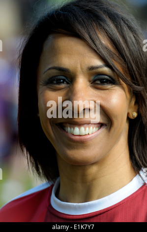 Dame Kelly Holmes (doppelte Goldmedaille bei den Olympischen Spielen 2004 in Athen) an der Königin Baton Relay, Tonbridge, Kent, 2014 Stockfoto