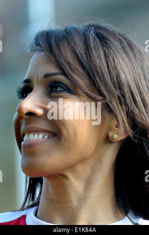 Dame Kelly Holmes (doppelte Goldmedaille bei den Olympischen Spielen 2004 in Athen) an der Königin Baton Relay, Tonbridge, Kent, 2014 Stockfoto