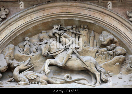 Skulptur, darstellen von Saint-George slaying der Drache. Stockfoto