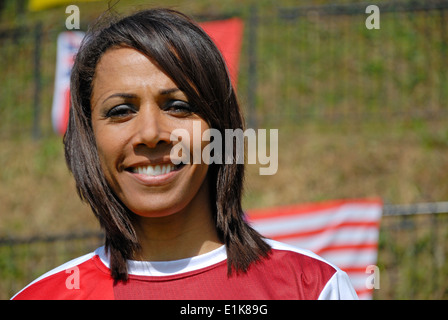 Dame Kelly Holmes (doppelte Goldmedaille bei den Olympischen Spielen 2004 in Athen) an der Königin Baton Relay, Tonbridge, Kent, 2014 Stockfoto