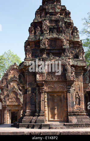 Banteay Srei ist einen schönen 10. Jahrhundert Hindu-Tempel in Kambodscha. Konstruiert aus rotem Sandstein, zeigt es aufwendige Schnitzereien. Stockfoto