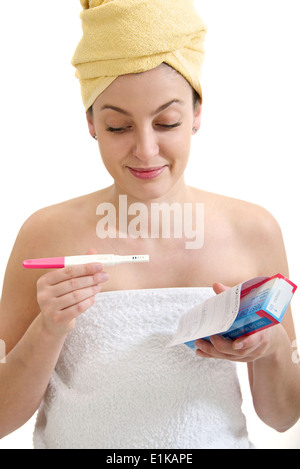 MODEL Release Teenage Mädchen mit Schwangerschaftstest. Stockfoto