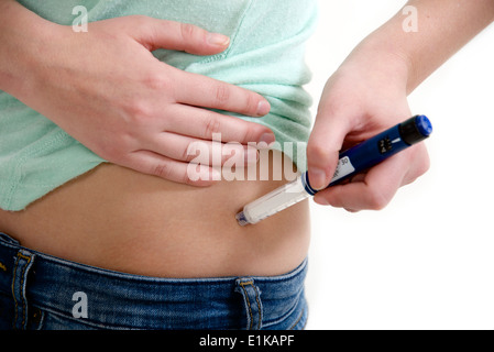 MODEL Release Teenage Mädchen mit Auto-Injektor in der Taille. Stockfoto