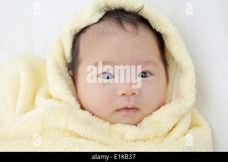 MODEL Release Baby Girl eingewickelt in ein Handtuch-Porträt. Stockfoto