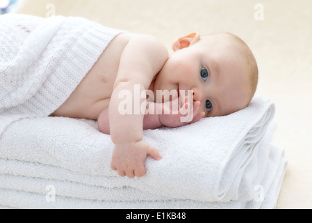 MODEL Release Baby Boy auf Handtücher liegen. Stockfoto