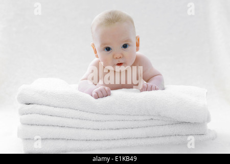 MODEL Release Baby Boy auf Handtücher liegen. Stockfoto