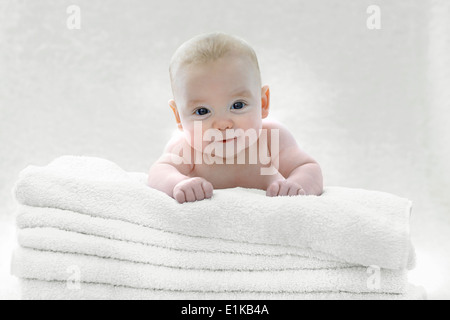 MODEL Release Baby Boy auf Handtücher liegen. Stockfoto