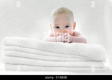 MODEL Release Baby Boy auf Handtücher liegen. Stockfoto