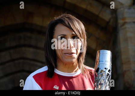 Dame Kelly Holmes (doppelte Goldmedaille bei den Olympischen Spielen 2004 in Athen) an der Königin Baton Relay, Tonbridge, Kent, 2014 Stockfoto