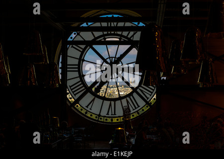 Blick durch die Uhr des Musée d ' Orsay, wo sehen Sie die Basilika Sacre Coeur Stockfoto