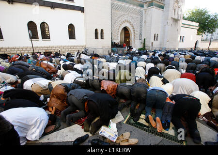 Muslime beten außerhalb der großen Moschee von Paris auf A•d El-Fitr festival Stockfoto