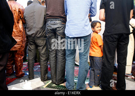 Muslime beten außerhalb der großen Moschee von Paris auf A•d El-Fitr festival Stockfoto