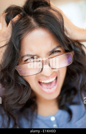 MODEL Release Frau mit Brille mit den Händen im Haar. Stockfoto