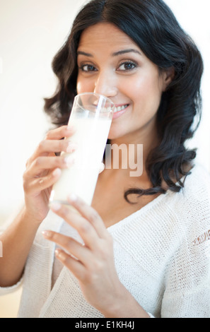 MODEL Release Porträt einer Frau, ein Glas Milch trinken. Stockfoto