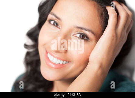 MODEL Release Porträt einer Frau mit der Hand in ihr Haar. Stockfoto