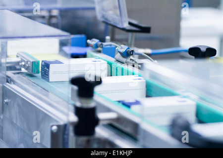 Medikamente auf einer Fertigungslinie in einer pharmazeutischen Produktionsanlage. Stockfoto