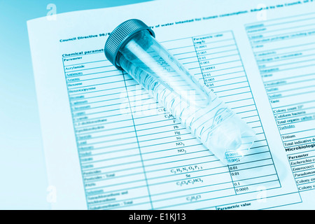 Reagenzglas mit Wasserprobe für chemische Forschung. Stockfoto