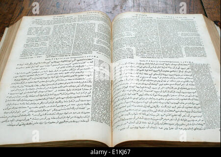 Bibel auf Hebräisch, Latein und Arabisch Stockfoto