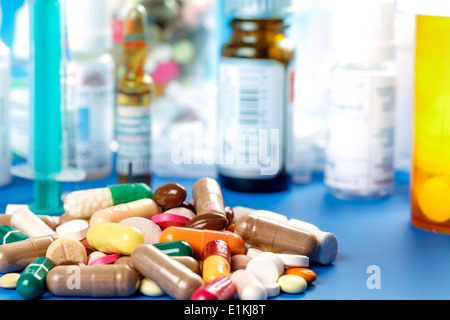 Pillen und Tabletten hautnah. Stockfoto