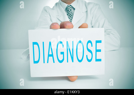 ein Mann trägt einen weißen Mantel sitzt in seinem Schreibtisch zeigt ein Schild mit dem Wort diagnostizieren geschrieben Stockfoto