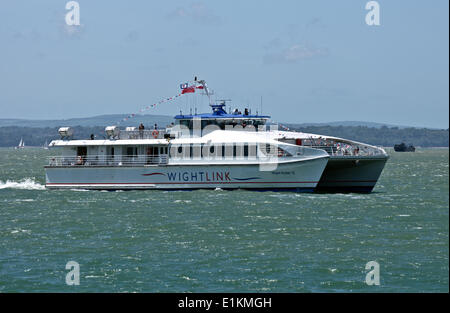 Portsmouth, Hampshire, UK. 5. Juni 2014. © Scott Carruthers/Alamy kehrt ein Katamaran von Isle Of wight Stockfoto