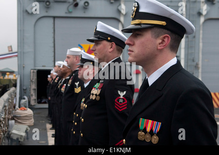 US-Segler, der Lenkflugkörper Fregatte USS Ford (FFG 54) Mann zugewiesen die Schienen während einer Stilllegung Zeremonie am Naval Stockfoto