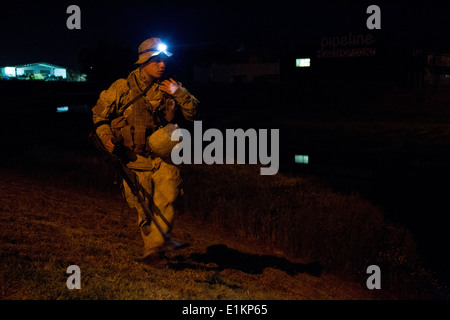 New Zealand Soldat zugewiesen 3. Platoon, Alpha Company, Task Group rot sucht simulierten improvisierte explosive de Stockfoto