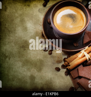 Closeup Schuss frisch zubereitete Tasse italienischen Espresso mit Kaffee Bohnen, brauner Zucker, Zimt und Schokolade. Stockfoto