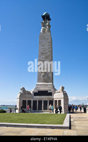 Portsmouth, Hampshire, UK. 05. Juni, 2014.Crowds lesen Sie den Namen der Portsmouth Naval Memorial. Bildnachweis: Scott Carruthers/Alamy Live-Nachrichten Stockfoto