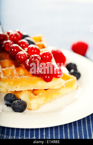 Frühstück: Waffeln mit frischen Beeren Stockfoto