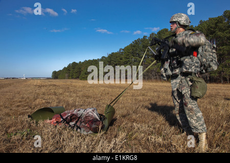 US Armee Sgt. Jacob R. Valderrama transportiert einen simulierten Unfall während der besten Krieger Wettbewerb auf Fort-Schutze, Virginia, November 1 Stockfoto