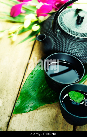 Asiatische Tee-Set auf Holztisch Stockfoto